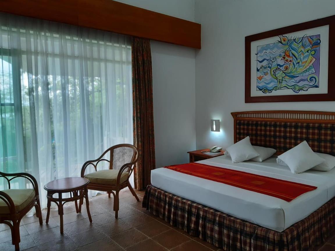 The Oasis Beach Resort Hambantota Exterior foto