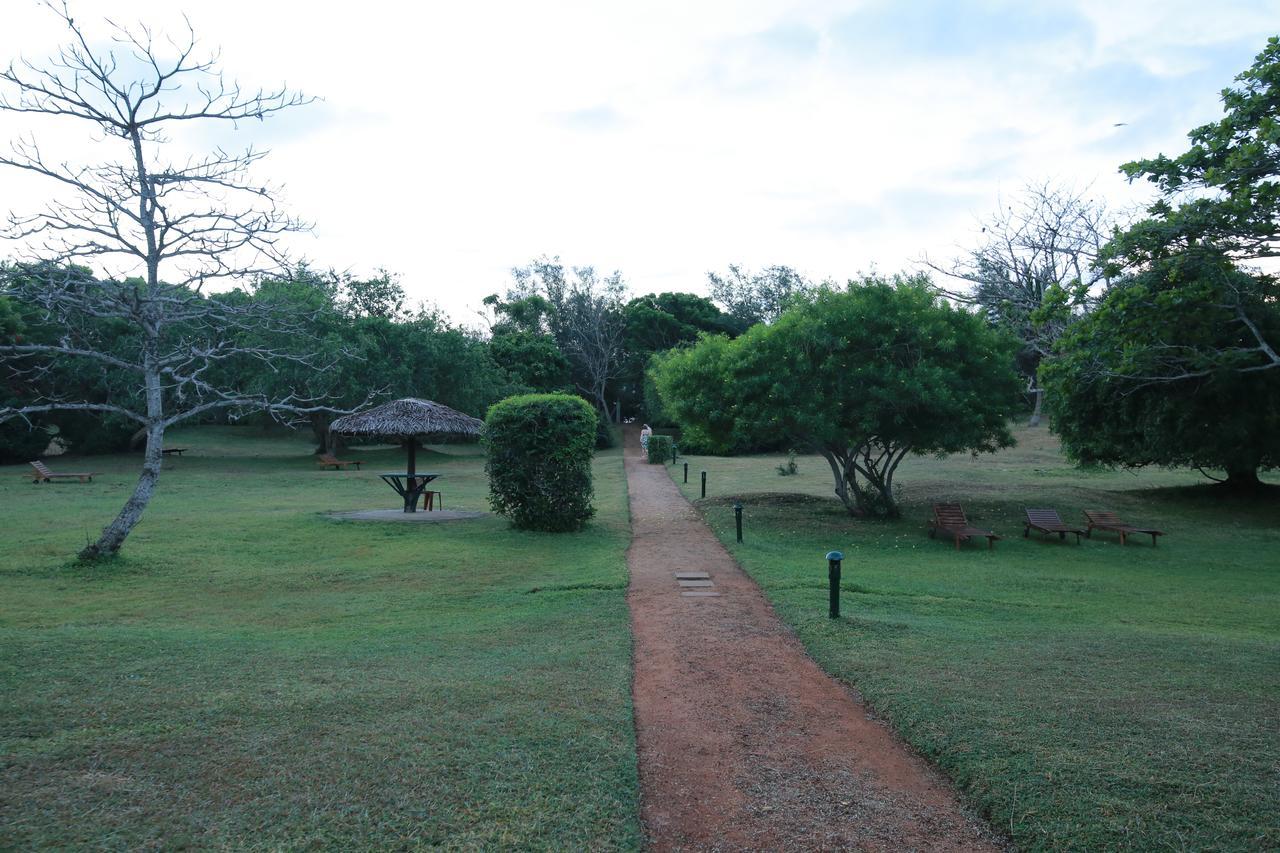 The Oasis Beach Resort Hambantota Exterior foto